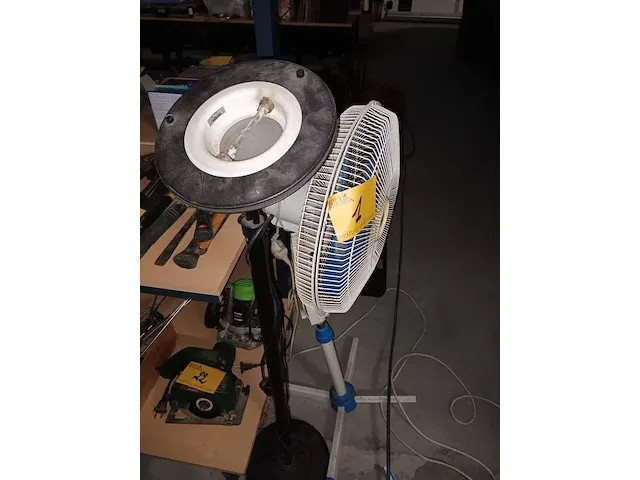 Lot 1 - vloerlamp en ventilator - afbeelding 2 van  3