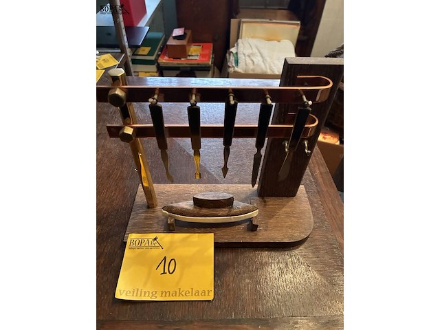 Lot 10 - antiek manicureset hout en koper - afbeelding 1 van  2
