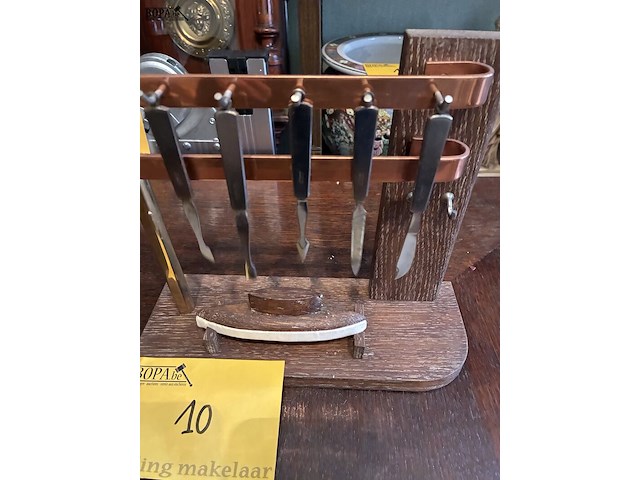 Lot 10 - antiek manicureset hout en koper - afbeelding 2 van  2