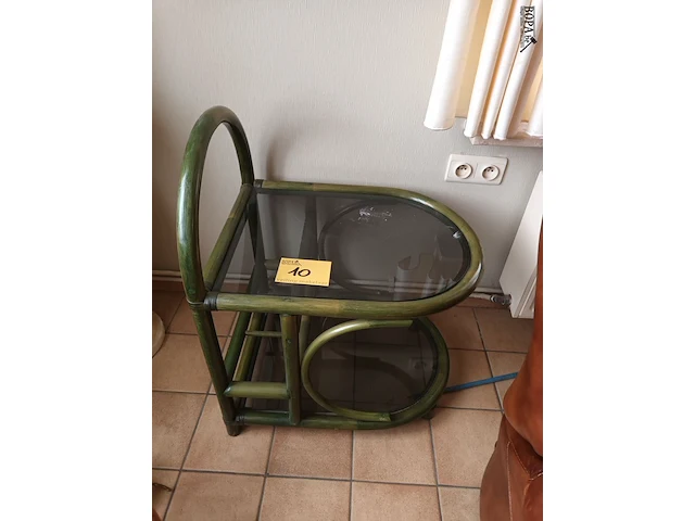 Lot 10 - bijzettafel in rotan - afbeelding 1 van  3
