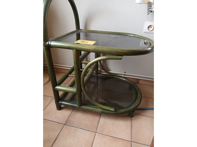 Lot 10 - bijzettafel in rotan - afbeelding 2 van  3