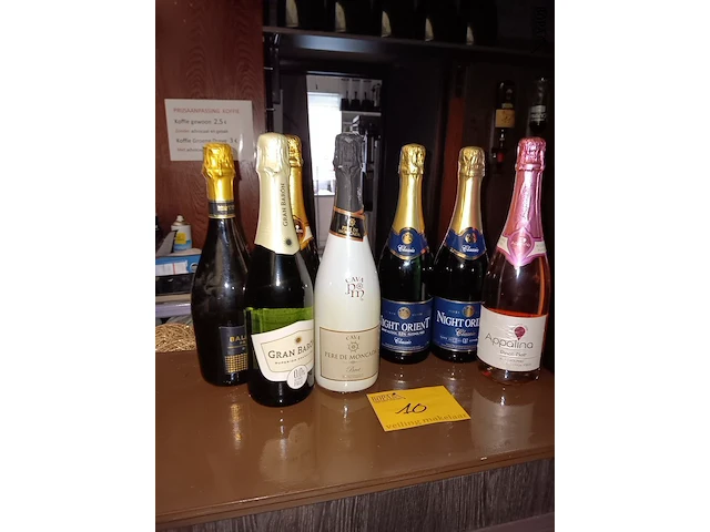 Lot 10 - cava brut - 8 flessen - afbeelding 1 van  2
