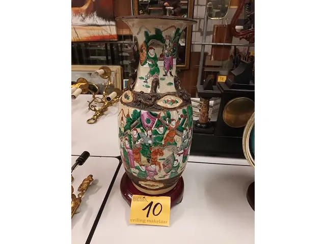 Lot 10 - chinese vaas op sokkel - afbeelding 1 van  7
