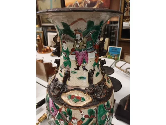 Lot 10 - chinese vaas op sokkel - afbeelding 2 van  7