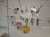 Lot 10 - hangsloten. ca. 125 stuks - afbeelding 1 van  4