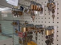 Lot 10 - hangsloten. ca. 125 stuks - afbeelding 3 van  4