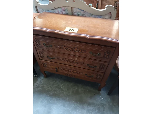 Lot 10 - houten ladekast - afbeelding 1 van  4