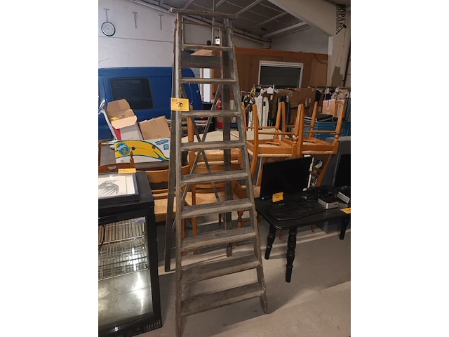 Lot 10 - houten trapladder - afbeelding 1 van  3
