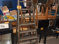 Lot 10 - houten trapladder - afbeelding 1 van  3