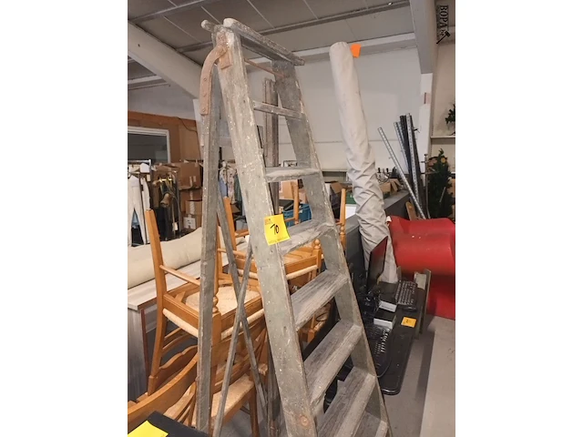 Lot 10 - houten trapladder - afbeelding 2 van  3