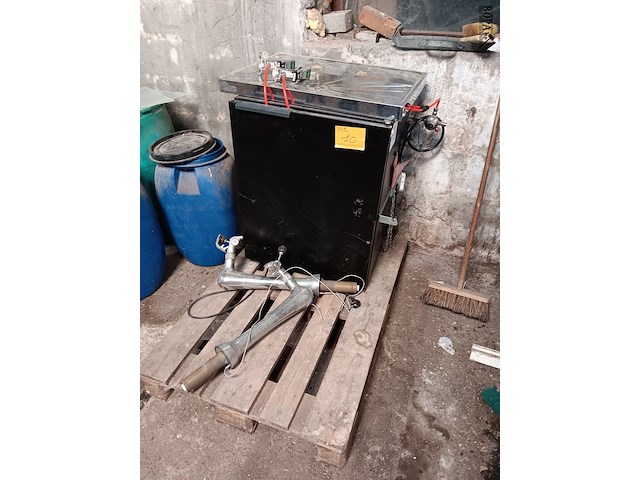 Lot 10 - kast met biertappen - afbeelding 1 van  5