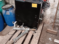 Lot 10 - kast met biertappen - afbeelding 1 van  5