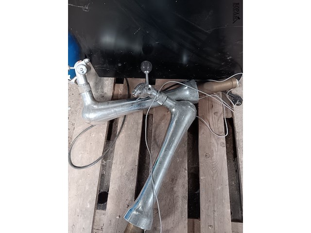 Lot 10 - kast met biertappen - afbeelding 2 van  5