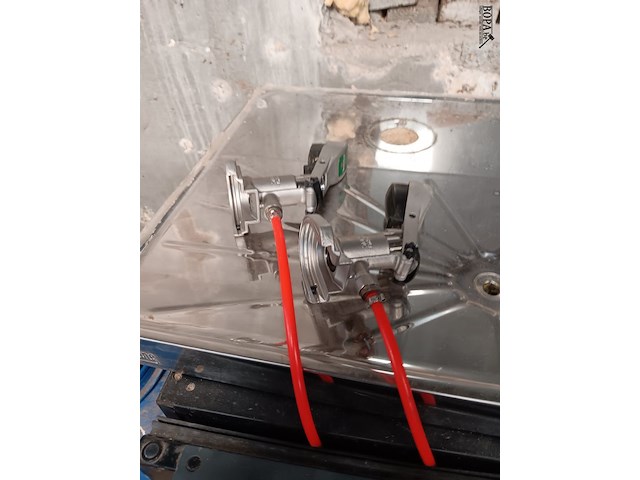 Lot 10 - kast met biertappen - afbeelding 3 van  5