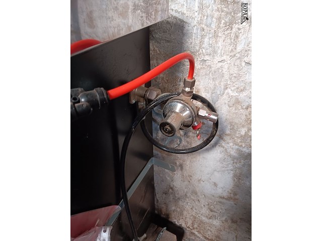 Lot 10 - kast met biertappen - afbeelding 4 van  5