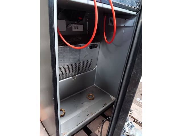 Lot 10 - kast met biertappen - afbeelding 5 van  5