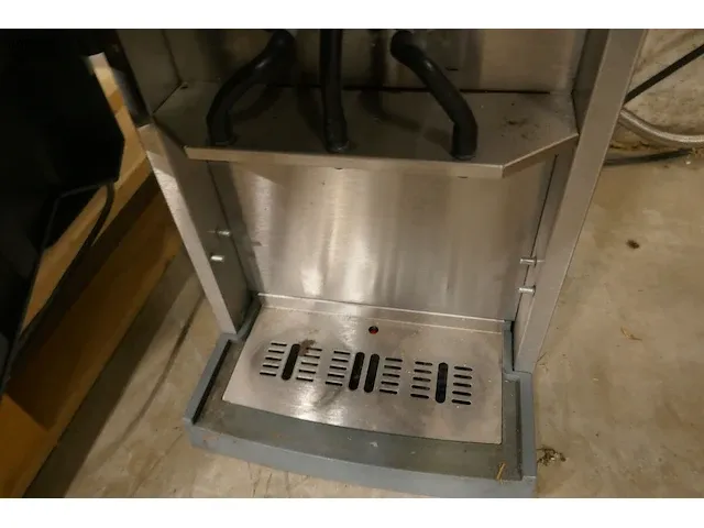 Lot 10 - koffiemachine bravilor - afbeelding 4 van  8