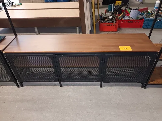 Lot 10 - lage kast industrial look - afbeelding 1 van  5