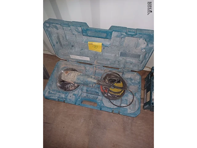 Lot 10 - makita haakse slijper - afbeelding 1 van  3