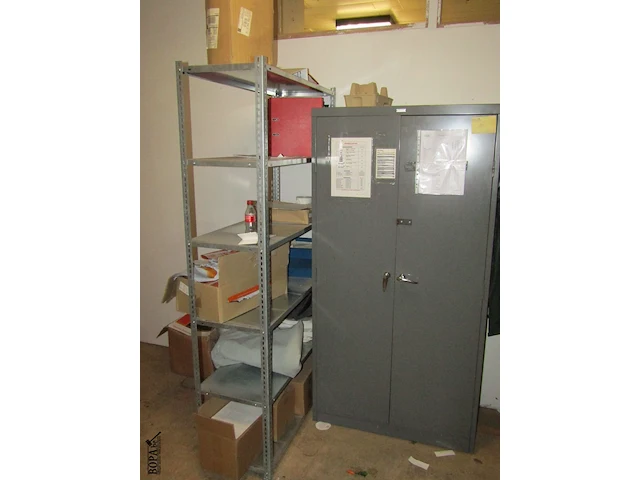 Lot 10 - metalen kast en rekje met inhoud - afbeelding 1 van  3