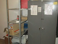 Lot 10 - metalen kast en rekje met inhoud - afbeelding 1 van  3