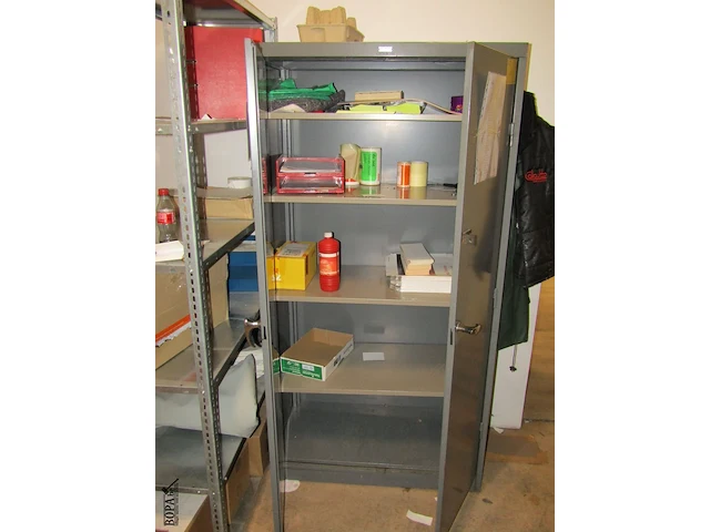 Lot 10 - metalen kast en rekje met inhoud - afbeelding 2 van  3