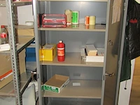 Lot 10 - metalen kast en rekje met inhoud - afbeelding 2 van  3