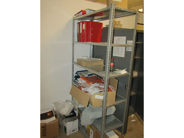 Lot 10 - metalen kast en rekje met inhoud - afbeelding 3 van  3