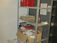Lot 10 - metalen kast en rekje met inhoud - afbeelding 3 van  3