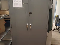 Lot 10 - metalen kast en rekje met inhoud - afbeelding 1 van  8
