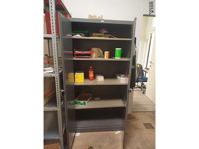 Lot 10 - metalen kast en rekje met inhoud - afbeelding 2 van  8