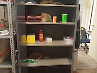 Lot 10 - metalen kast en rekje met inhoud - afbeelding 2 van  8