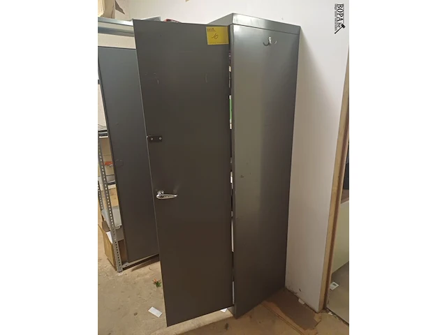 Lot 10 - metalen kast en rekje met inhoud - afbeelding 3 van  8