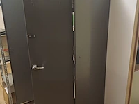 Lot 10 - metalen kast en rekje met inhoud - afbeelding 3 van  8