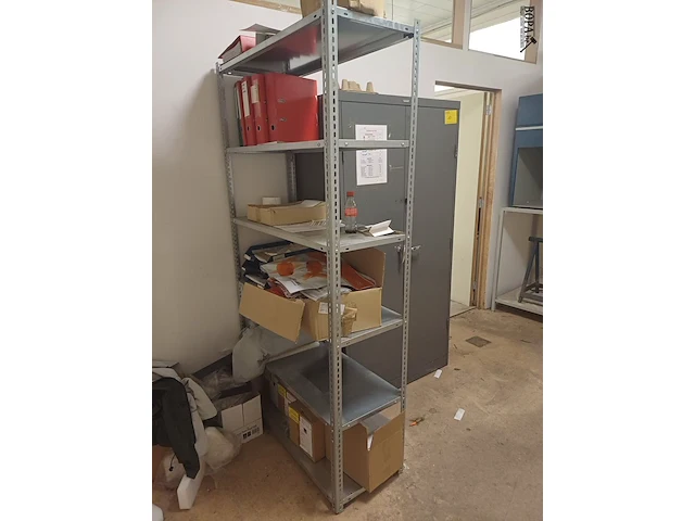 Lot 10 - metalen kast en rekje met inhoud - afbeelding 4 van  8