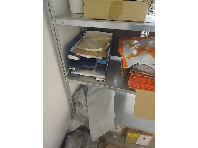 Lot 10 - metalen kast en rekje met inhoud - afbeelding 6 van  8