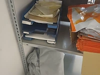 Lot 10 - metalen kast en rekje met inhoud - afbeelding 6 van  8