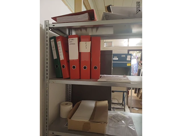Lot 10 - metalen kast en rekje met inhoud - afbeelding 7 van  8