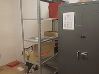 Lot 10 - metalen kast en rekje met inhoud - afbeelding 8 van  8