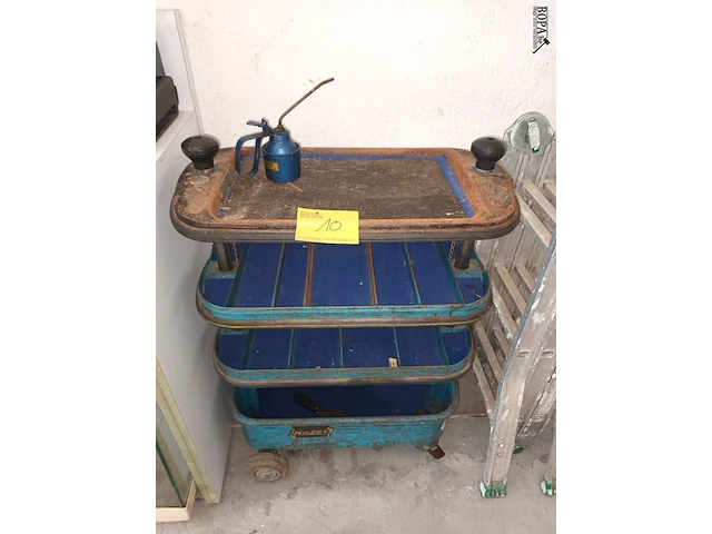 Lot 10 - metalen materiaalkar en oliepomp - afbeelding 1 van  5