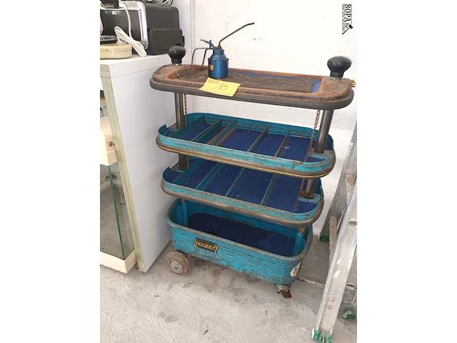 Lot 10 - metalen materiaalkar en oliepomp - afbeelding 2 van  5