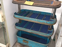 Lot 10 - metalen materiaalkar en oliepomp - afbeelding 2 van  5