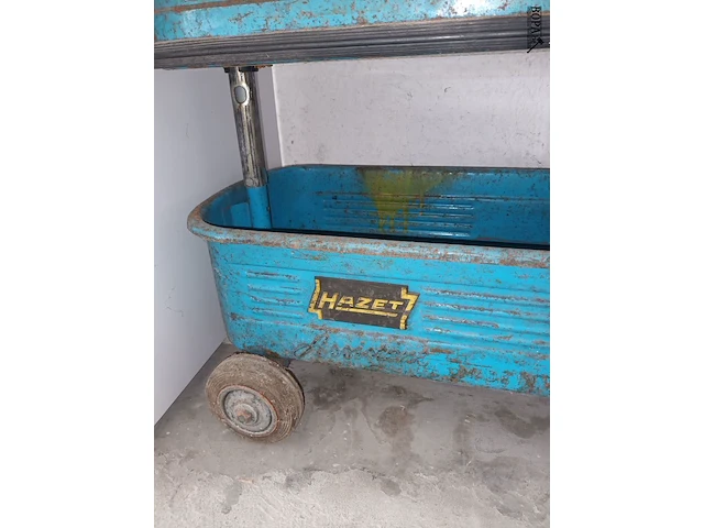 Lot 10 - metalen materiaalkar en oliepomp - afbeelding 3 van  5