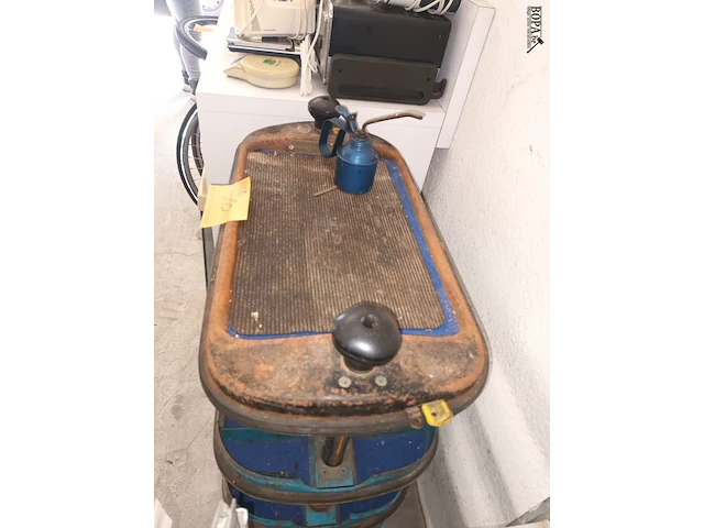 Lot 10 - metalen materiaalkar en oliepomp - afbeelding 5 van  5