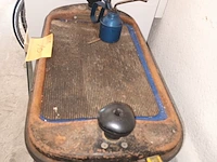 Lot 10 - metalen materiaalkar en oliepomp - afbeelding 5 van  5