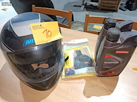 Lot 10 - motorhelm, regenpak en olie. 4 stuks