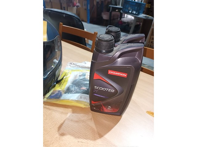 Lot 10 - motorhelm, regenpak en olie. 4 stuks - afbeelding 2 van  5