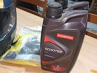 Lot 10 - motorhelm, regenpak en olie. 4 stuks - afbeelding 2 van  5