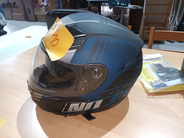Lot 10 - motorhelm, regenpak en olie. 4 stuks - afbeelding 4 van  5
