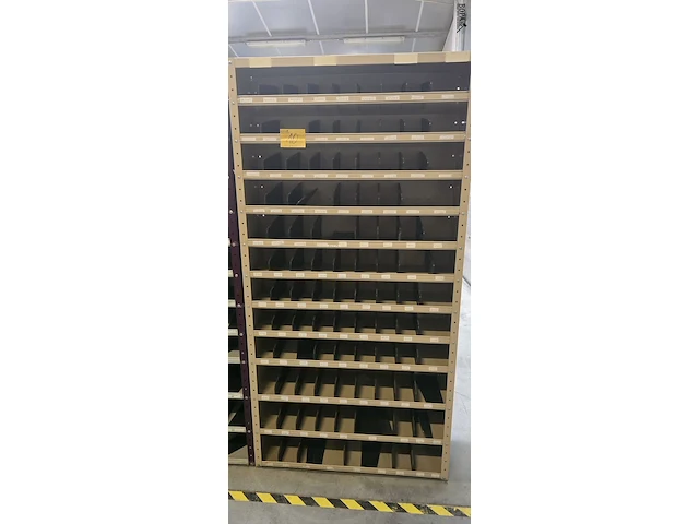 Lot 10 - open metalen kast met 12 legplanken en vakjes - afbeelding 1 van  1